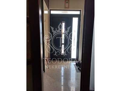 LUX spratna kuća, IV zona, Vršac, površine u osnovi 129m2, sa podrumom i garažom…