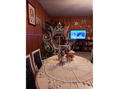 Kuća, III zona, površine 162m2, na placu od 565m2.