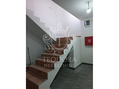 Poslovni prostor, II zona, 226m2, na dve etaže (prizemlje i podrum).