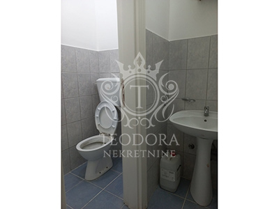 Poslovni prostor, II zona, 226m2, na dve etaže (prizemlje i podrum).