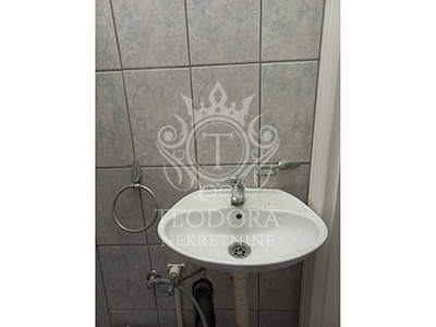 Poslovni prostor, II zona, 226m2, na dve etaže (prizemlje i podrum).