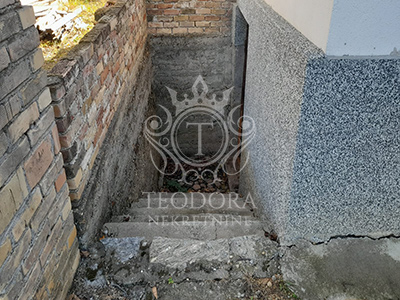 Na prodaju plac sa kućicom u površini od 19 ari pod vinogradom i voćkama...