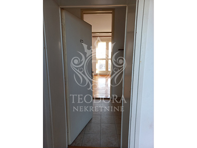 Garsonjera, sa boksom u podrumu, 31m2, III sprat, centar grada.