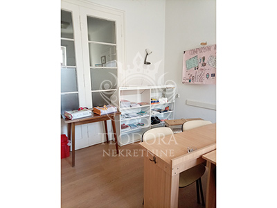 Jednosoban dvorišni stan sa poslovnim prostorom, II zona, površine 47m2 i 48m2.