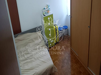 Trosoban stan, II zona, 78m2, potkrovlje. Sastoji se od predsoblja, kuhinje, trpezarije, dve sobe, kupatila i ostave.