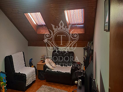 Trosoban stan, II zona, 78m2, potkrovlje. Sastoji se od predsoblja, kuhinje, trpezarije, dve sobe, kupatila i ostave.