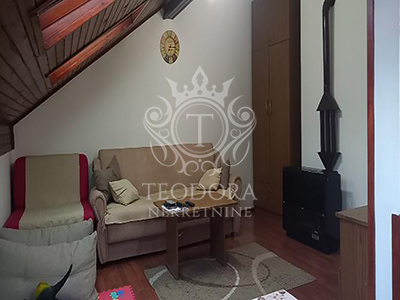 Trosoban stan, II zona, 78m2, potkrovlje. Sastoji se od predsoblja, kuhinje, trpezarije, dve sobe, kupatila i ostave.