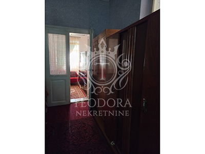 Dvosoban dvorišni stan, I zona, 53m2 na parceli zajedničke svojine od 665m2.