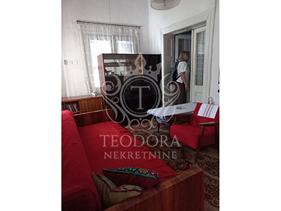 Dvosoban dvorišni stan, I zona, 53m2 na parceli zajedničke svojine od 665m2.