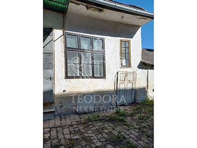 Dvosoban dvorišni stan, I zona, 53m2 na parceli zajedničke svojine od 665m2.