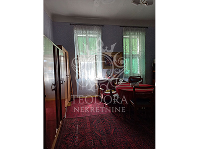 Dvosoban dvorišni stan, I zona, 53m2 na parceli zajedničke svojine od 665m2.